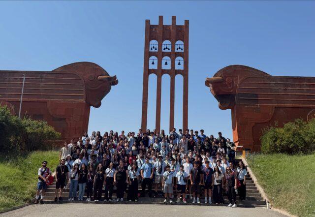 Սարդարապատը հայ ժողովուրդի միասնութեան, քաջութեան եւ յաղթանակի անմահ խորհրդանիշն է։ Արեւմտեան Միացեալ Նահանգներու Շրջանի մեր սկաուտները այցելեցին այս պատմական սրբավայրը՝ յարգանքի տուրք մատուցելու մեր հերոսներուն եւ աւելի խոր զգալու հայրենիքի ուժն ու ոգին։ 🇦🇲
-
-
#phj2026 #homenetmenwusa #sardarabad